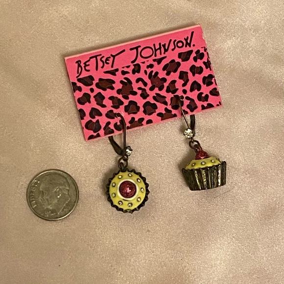 NWT Betsey Johnson cupcake dangle earrings - Picture 5 of 5